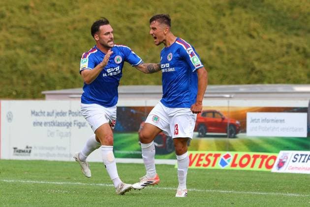 Regionalliga West: Bonner SC - Rot-Weiß Oberhausen ** NUR FÜR REDAKTIONELLE ZWECKE ** EDITORIAL USE ONLY **<p>Kerem Yalcin nach seinem Tor zum 1:0 für die Kleeblätter. Nils Winter (links) gratuliert. Bonner SC - RWO Ort: Bonn, Sportpark Nord Datum: 31.07.2026 Deutschland NRW Bonn Copyright: MichaxKorb *** Regionalliga West: Bonner SC vs. Rot-Weiß Oberhausen ** FOR EDITORIAL USE ONLY ** EDITORIAL USE ONLY ** p Kerem Yalcin, after scoring the 1–0 goal for the Kleeblätter, is congratulated by Nils Winter (left). Bonner SC vs. RWO. Location: Bonn, Sportpark Nord. Date: July 31, 2026. Germany, North Rhine-Westphalia, Bonn. Copyright MichaxKorb Copyright: MichaxKorb doc86yk98ugihg1el4nv1y4t ,EDITORIAL USE ONLY