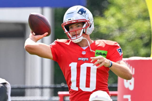 Jul 31, 2026; Foxborough, MA, USA; New England Patriots quarterback Drake Maye (10) throws a pass at training camp held at Gillette Stadium, in Foxborough, Massachusetts. CSM NFL, American Football Herren, USA 2026: New England Patriots Training Camp JUL 31  - ZUMAc04_ 20260731_zma_c04_160 Copyright: xEricxCanhax