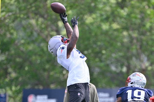 Jul 31, 2026; Foxborough, MA, USA; New England Patriots wide receiver Kayshon Boutte (9) reaches for the ball at training camp held at Gillette Stadium, in Foxborough, Massachusetts. CSM NFL, American Football Herren, USA 2026: New England Patriots Training Camp JUL 31  - ZUMAc04_ 20260731_zma_c04_167 Copyright: xEricxCanhax