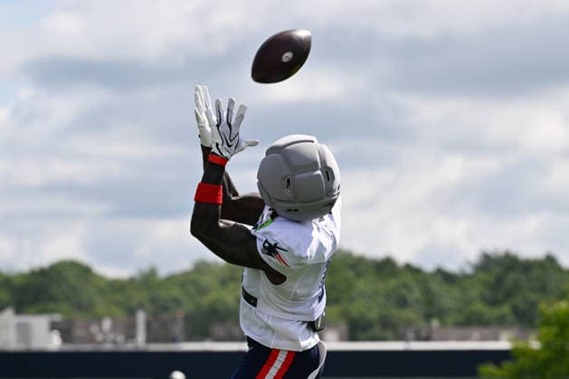 Jul 31, 2026; Foxborough, MA, USA; New England Patriots wide receiver A.J. Brown (1) makes a catch at training camp held at Gillette Stadium, in Foxborough, Massachusetts. CSM Foxborough USA - ZUMAc04_ 20260731_zma_c04_127 Copyright: xEricxCanhax