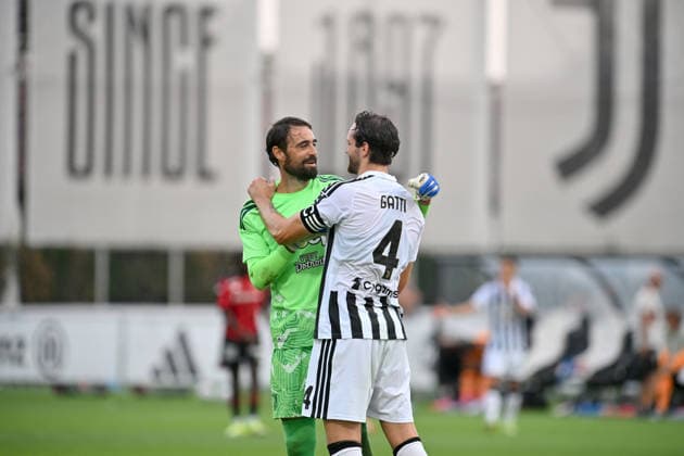 IPA87144486 - Carlo Pinsoglio of Juventus FC and Federico Gatti of Juventus FC during a 2026 27 preseason friendly match between Juventus FC and OGC Nice at the Continassa Training Center on July 31, 2026, in Turin, Italy — photo by Giuliano Marchisciano  Copyright: xGiulianoxMarchisciano IPAxSportx xx 87144486
