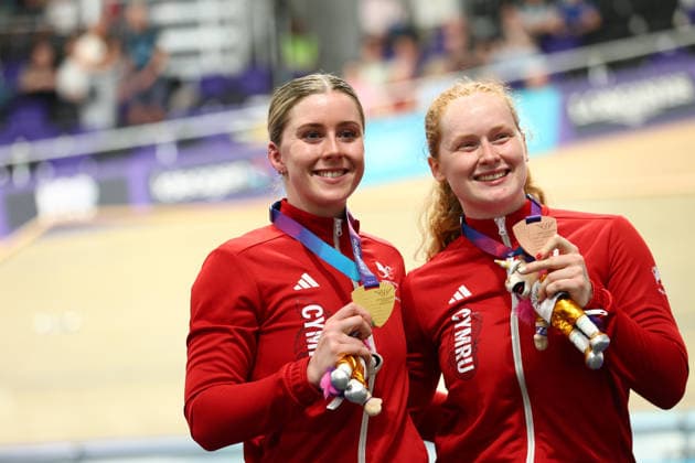 July 31, 2026, Glasgow, Scotland, Great Britain: EMMA FINUCANE of Wales and RHIAN EDMUNDS of Wales celebrate with their gold nd bronze medal during the Track cycling, Rad, Radsport, Bahnrad, Bahn Women s Sprint medal ceremony of the Commonwealth Games Glasgow 2026 in Glasgow, Scotland. Glasgow Great Britain - ZUMAc179 20260731_zep_c179_106 Copyright: xMickaelxChavetx
