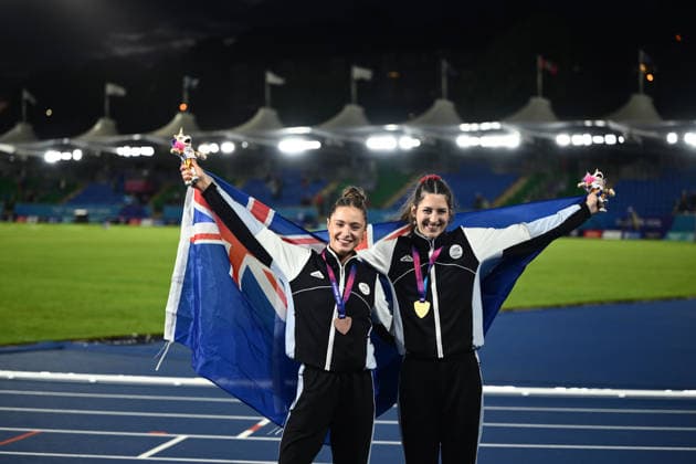 COM26 ATHLETICS, Imogen Ayris of New Zealand (left) and Eliza McCartney of New Zealand celebrate following the Women s Pole Vault Final of the Glasgow 2026 Commonwealth Games at EDF Scotstoun Stadium in Glasgow, Scotland, Friday, July 31, 2026. ( NO ARCHIVING, EDITORIAL USE ONLY Glasgow United Kingdom  Copyright: xJOELxCARRETTx 20260801153815062392