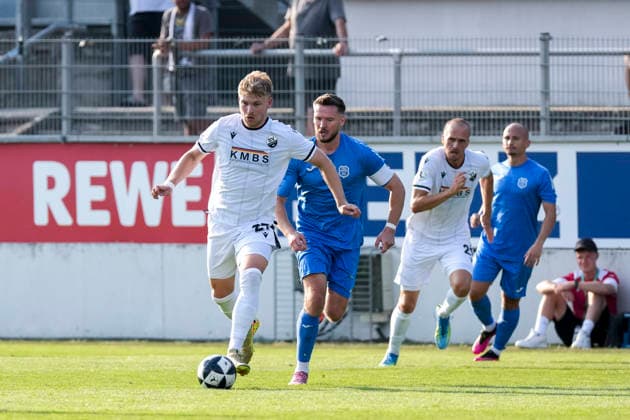 v.li.: Stefan Maderer (SVS, 27), Niklas Schneider (TSG, 10), Zweikampf, Spielszene, Duell, duel, tackle, tackling, Dynamik, Action, Aktion, 31.07.2026, Sandhausen (Deutschland), Fussball, bfv-Verbandspokal, 3. Runde, SV Sandhausen - TSG 1862 09 Weinheim *** From left: Stefan Maderer (SVS), 27, Niklas Schneider (TSG), 10, tackle, game scene, duel, tackle, tackling, dynamic, action, 07 31 2026, Sandhausen, Germany, soccer, bfv Association Cup, 3rd round, SV Sandhausen vs. TSG 1862 09 Weinheim xozx