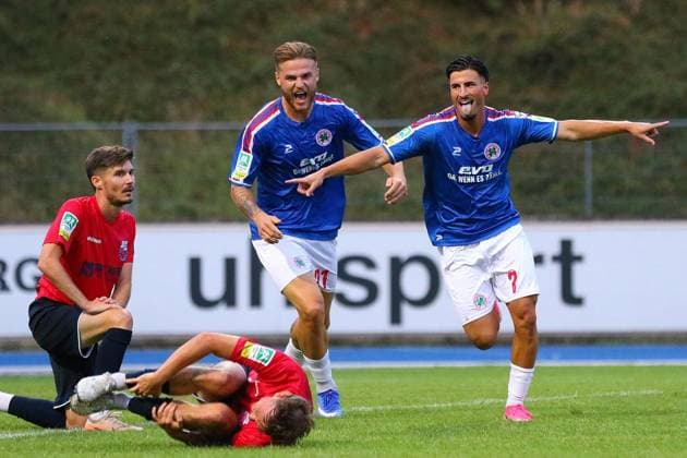 Regionalliga West: Bonner SC - Rot-Weiß Oberhausen ** NUR FÜR REDAKTIONELLE ZWECKE ** EDITORIAL USE ONLY **<p>Travis de Jong und Torschütze Arda Süne nach dem 2:1 Bonner SC - RWO Ort: Bonn, Sportpark Nord Datum: 31.07.2026 Deutschland NRW Bonn Copyright: MichaxKorb *** Regionalliga West: Bonner SC vs. Rot-Weiß Oberhausen ** FOR EDITORIAL USE ONLY ** EDITORIAL USE ONLY ** p Travis de Jong and goal scorer Arda Süne after the 2–1 Bonner SC vs. RWO match. Location: Bonn, Sportpark Nord. Date: July 31, 2026. Germany, North Rhine-Westphalia, Bonn. Copyright MichaxKorb Copyright: MichaxKorb doc86ylrrzyrv8o0civ1yy1 ,EDITORIAL USE ONLY
