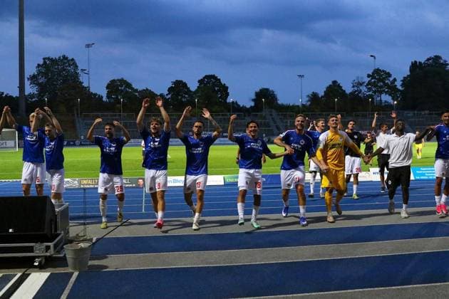 Regionalliga West: Bonner SC - Rot-Weiß Oberhausen ** NUR FÜR REDAKTIONELLE ZWECKE ** EDITORIAL USE ONLY **<p>RWO-Spieler und -Fans feiern den ersten Sieg der Saison. Bonner SC - RWO Ort: Bonn, Sportpark Nord Datum: 31.07.2026 Deutschland NRW Bonn Copyright: MichaxKorb *** Regionalliga West Bonner SC Rot Weiß Oberhausen ** FOR EDITORIAL USE ONLY ** EDITORIAL USE ONLY ** p RWO players and fans celebrate their first win of the season Bonner SC RWO Location: Bonn, Sportpark Nord Date: July 31, 2026 Germany, North Rhine-Westphalia, Bonn Copyright MichaxKorb Copyright: MichaxKorb doc86ylrsoa8c050g4rcz9 ,EDITORIAL USE ONLY