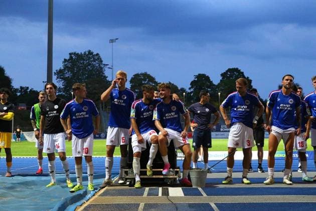 Regionalliga West: Bonner SC - Rot-Weiß Oberhausen ** NUR FÜR REDAKTIONELLE ZWECKE ** EDITORIAL USE ONLY **<p>RWO-Spieler und -Fans feiern den ersten Sieg der Saison. Bonner SC - RWO Ort: Bonn, Sportpark Nord Datum: 31.07.2026 Deutschland NRW Bonn Copyright: MichaxKorb *** Regionalliga West Bonner SC Rot Weiß Oberhausen ** FOR EDITORIAL USE ONLY ** EDITORIAL USE ONLY ** p RWO players and fans celebrate their first win of the season Bonner SC RWO Location: Bonn, Sportpark Nord Date: July 31, 2026 Germany, North Rhine-Westphalia, Bonn Copyright MichaxKorb Copyright: MichaxKorb doc86ylrt5kqn6we5wc1w5t ,EDITORIAL USE ONLY