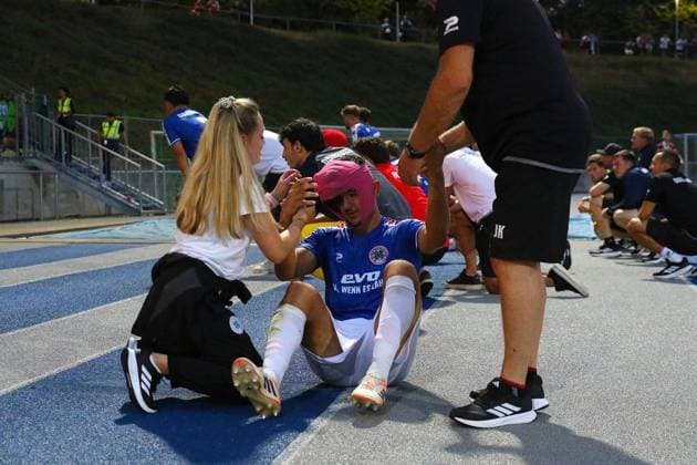 Regionalliga West: Bonner SC - Rot-Weiß Oberhausen ** NUR FÜR REDAKTIONELLE ZWECKE ** EDITORIAL USE ONLY **<p>Kerem Yalcin muss nach einem Zusammenprall am Kopf behandelt werden. Bonner SC - RWO Ort: Bonn, Sportpark Nord Datum: 31.07.2026 Deutschland NRW Bonn Copyright: MichaxKorb *** Regionalliga West Bonner SC Rot Weiß Oberhausen ** FOR EDITORIAL USE ONLY ** EDITORIAL USE ONLY ** p Kerem Yalcin needs medical attention after a head injury following a collision Bonner SC RWO Location: Bonn, Sportpark Nord Date: July 31, 2026 Germany, North Rhine-Westphalia, Bonn Copyright MichaxKorb Copyright: MichaxKorb doc86ylrt85puq1jnkx9brv ,EDITORIAL USE ONLY