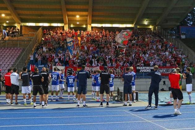 Regionalliga West: Bonner SC - Rot-Weiß Oberhausen ** NUR FÜR REDAKTIONELLE ZWECKE ** EDITORIAL USE ONLY **<p>RWO-Spieler und -Fans feiern den ersten Sieg der Saison. Bonner SC - RWO Ort: Bonn, Sportpark Nord Datum: 31.07.2026 Deutschland NRW Bonn Copyright: MichaxKorb *** Regionalliga West Bonner SC Rot Weiß Oberhausen ** FOR EDITORIAL USE ONLY ** EDITORIAL USE ONLY ** p RWO players and fans celebrate their first win of the season Bonner SC RWO Location: Bonn, Sportpark Nord Date: July 31, 2026 Germany, North Rhine-Westphalia, Bonn Copyright MichaxKorb Copyright: MichaxKorb doc86ylrtacj9y16olh91wpy ,EDITORIAL USE ONLY