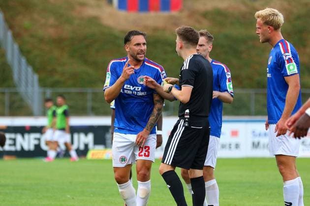 Regionalliga West: Bonner SC - Rot-Weiß Oberhausen ** NUR FÜR REDAKTIONELLE ZWECKE ** EDITORIAL USE ONLY **<p>Nils Winter hadert mit dem Schiedsrichter Bonner SC - RWO Ort: Bonn, Sportpark Nord Datum: 31.07.2026 Deutschland NRW Bonn Copyright: MichaxKorb *** Regionalliga West Bonner SC Rot Weiß Oberhausen ** FOR EDITORIAL USE ONLY ** EDITORIAL USE ONLY ** p Nils Winter argues with the referee Bonner SC RWO Location: Bonn, Sportpark Nord Date: July 31, 2026 Germany, North Rhine-Westphalia, Bonn Copyright MichaxKorb Copyright: MichaxKorb doc86ylqvdzf3cwn2kjeca ,EDITORIAL USE ONLY