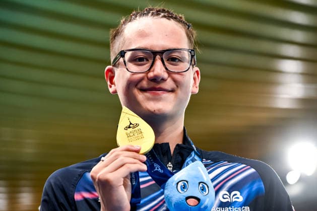 Ranjuo Tomblin of Great Britain shows the gold medal after competing in the artistic swimming Solo Tech Men Final during the European Aquatics Championships at the Olympic Aquatic Center in Paris (France), July 31, 2026. Andrea Staccioli Deepbluemedia Insidefoto