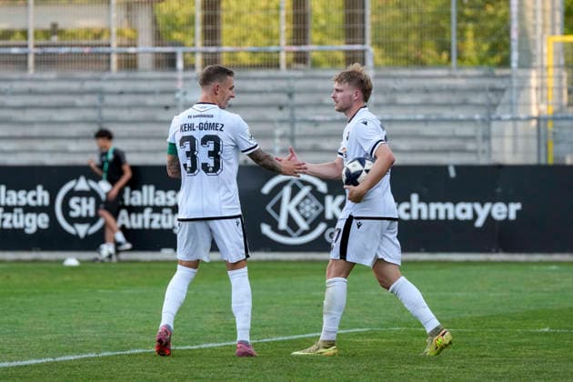v.li.: Marco Kehl-Gomez (SVS, 33), Torschütze Stefan Maderer (SVS, 27), Spieler vom SV Sandhausen (SVS), jubeln über das Tor zum 3:0, Jubel, Torjubel, Torerfolg, celebrate the goal, goal, celebration, jubelt ueber das Tor, Freuen, Freude, freut sich, optimistisch, positiv, Spielszene, Highlight, Action, Aktion, 31.07.2026, Sandhausen (Deutschland), Fussball, bfv-Verbandspokal, 3. Runde, SV Sandhausen - TSG 1862 09 Weinheim *** From left: Marco Kehl Gomez (SVS), 33, goal scorer Stefan Maderer (SVS), 27, and a player from SV Sandhausen (SVS) celebrate the goal that made it 3-0, Celebration, goal celebration, goal scored, celebrating the goal, goal, celebration, celebrating the goal, joy, happiness, happy, optimistic, positive, game scene, highlight, action, July 31, 2026, Sandhausen, Germany, soccer, bfv Association Cup, 3rd round, SV Sandhausen vs. TSG 1862 09 Weinheim xozx