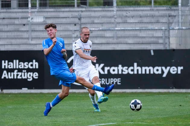 v.li.: Janne Aaron Schmitt (TSG, 6), Phil Halbauer (SVS, 20), Zweikampf, Spielszene, Duell, duel, tackle, tackling, Dynamik, Action, Aktion, 31.07.2026, Sandhausen (Deutschland), Fussball, bfv-Verbandspokal, 3. Runde, SV Sandhausen - TSG 1862 09 Weinheim *** From left: Janne Aaron Schmitt (TSG), 6, Phil Halbauer (SVS), 20, tackle, game scene, duel, tackle, tackling, dynamism, action, 07 31 2026, Sandhausen, Germany, soccer, bfv Association Cup, 3rd round, SV Sandhausen vs. TSG 1862 09 Weinheim xozx