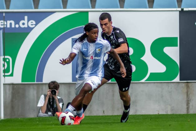 Chemnitz, Deutschland 31. Juli 2026: Regionalliga Nordost - 2026 2027 - Sp. 2 - Chemnitzer FC gegen BFC Preussen Im Bild: v. li. im Zweikampf Ken Tchouangue (CFC) und Ede Gramberg (BFC) *** Chemnitz, Germany, July 31, 2026; Northeast Regional League 2026–2027, Matchday 2: Chemnitzer FC vs. BFC Preussen. Pictured, from left, in a tackle: Ken Tchouangue (CFC) and Ede Gramberg (BFC). Copyright: xFotostandx xNachtigallx