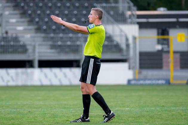 Niklas Diehm (Schiedsrichter) pfeift das Spiel ab, Abpfiff, Freisteller, Ganzkörper, Einzelbild, Einzelfoto, Aktion, Action, 31.07.2026, Sandhausen (Deutschland), Fussball, bfv-Verbandspokal, 3. Runde, SV Sandhausen - TSG 1862 09 Weinheim *** Niklas Diehm, the referee, blows the whistle to end the game; final whistle; full-body shot; single frame; single photo; action; July 31, 2026, Sandhausen, Germany, soccer, bfv Association Cup, 3rd round, SV Sandhausen vs. TSG 1862 09 Weinheim xozx