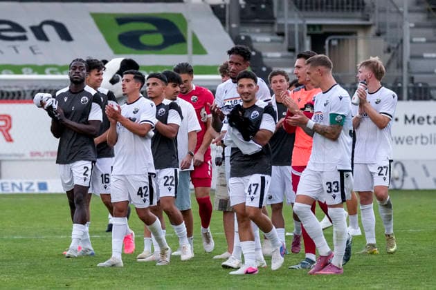 Spieler vom SV Sandhausen (SVS), bedanken sich nach dem Schlusspfiff bei den eigenen Fans für die Unterstützung, Spielende, Danke, Dankeschön an die Zuschauer, Aktion, Action, 31.07.2026, Sandhausen (Deutschland), Fussball, bfv-Verbandspokal, 3. Runde, SV Sandhausen - TSG 1862 09 Weinheim *** Players from SV Sandhausen (SVS) thank their own fans for their support after the final whistle. End of the game. Thank you. Thanks to the spectators, action, July 31, 2026, Sandhausen, Germany, soccer, bfv Association Cup, 3rd round, SV Sandhausen vs. TSG 1862 09 Weinheim xozx