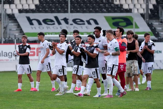 Spieler vom SV Sandhausen (SVS), bedanken sich nach dem Schlusspfiff bei den eigenen Fans für die Unterstützung, Spielende, Danke, Dankeschön an die Zuschauer, Aktion, Action, 31.07.2026, Sandhausen (Deutschland), Fussball, bfv-Verbandspokal, 3. Runde, SV Sandhausen - TSG 1862 09 Weinheim *** Players from SV Sandhausen (SVS) thank their own fans for their support after the final whistle. End of the game. Thank you. Thanks to the spectators, action, July 31, 2026, Sandhausen, Germany, soccer, bfv Association Cup, 3rd round, SV Sandhausen vs. TSG 1862 09 Weinheim xozx