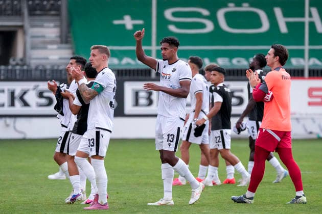 Spieler vom SV Sandhausen (SVS), bedanken sich nach dem Schlusspfiff bei den eigenen Fans für die Unterstützung, Spielende, Danke, Dankeschön an die Zuschauer, Aktion, Action, Yannick Osee (SVS, 13) mit dem Daumen nach oben, 31.07.2026, Sandhausen (Deutschland), Fussball, bfv-Verbandspokal, 3. Runde, SV Sandhausen - TSG 1862 09 Weinheim *** Players from SV Sandhausen (SVS) thank their own fans for their support after the final whistle. End of the game. Thank you. Thanks to the spectators, action, Yannick Osee (SVS), No. 13 giving a thumbs-up, July 3, 2026, Sandhausen, Germany, soccer, bfv Association Cup, 3rd round, SV Sandhausen vs. TSG 1862 Weinheim xozx