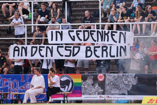 Bad Nauheim, Deutschland: 31.07.2026 - Testspiel - Eintracht Frankfurt Frauen vs. Racing Club de Strasbourg Im Bild: Symbolbild Fantransparent In Gedenken an den CSD Berlin als Mahnmal und als Nachruf für die verstorbene Besucherin durch den Anschlag auf den CSD Christopher Street Day Berlin *** Bad Nauheim, Germany, July 31, 2026 Friendly Match: Eintracht Frankfurt Women vs. Racing Club de Strasbourg. Pictured: Stock photo of a fan banner in memory of the Berlin CSD, serving as a memorial and an obituary for the visitor who died in the attack on the Berlin Christopher Street Day (CSD). Copyright: HMBxMedia MadeleinexFantini