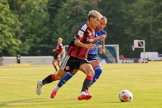 Bad Nauheim, Deutschland: 31.07.2026 - Testspiel - Eintracht Frankfurt Frauen vs. Racing Club de Strasbourg Im Bild: v.li. Sara Doorsoun (SGE) im Zweikampf *** Bad Nauheim, Germany, July 31, 2026: Friendly match between Eintracht Frankfurt Women and Racing Club de Strasbourg. Pictured, from left: Sara Doorsoun (SGE) in a tackle. Copyright: HMBxMedia MadeleinexFantini