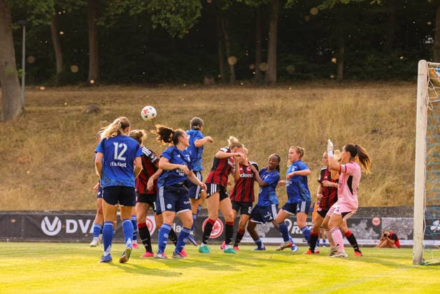 Bad Nauheim, Deutschland: 31.07.2026 - Testspiel - Eintracht Frankfurt Frauen vs. Racing Club de Strasbourg Im Bild: Die Spielerinnen von Racing Straßburg und von der SGE im Straßburger Strafraum *** Bad Nauheim, Germany, July 31, 2026: Friendly match between Eintracht Frankfurt Women and Racing Club de Strasbourg. Pictured: Players from Racing Strasbourg and Eintracht Frankfurt in the Strasbourg penalty area. Copyright: HMBxMedia MadeleinexFantini
