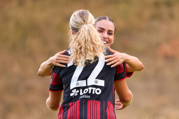 Bad Nauheim, Deutschland: 31.07.2026 - Testspiel - Eintracht Frankfurt Frauen vs. Racing Club de Strasbourg Im Bild: v.li. Torschützin Danique Tolhoek (SGE) macht das Tor zum 1:0 für Frankfurt und jubelt mit Ereleta Memeti (SGE) *** Bad Nauheim, Germany, July 31, 2026 Friendly Match: Eintracht Frankfurt Women vs. Racing Club de Strasbourg Pictured, from left: Goal scorer Danique Tolhoek (SGE) scores the 1-0 goal for Frankfurt and celebrates with Ereleta Memeti (SGE) Copyright: HMBxMedia MadeleinexFantini
