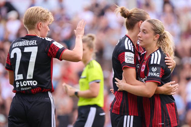 Bad Nauheim, Deutschland: 31.07.2026 - Testspiel - Eintracht Frankfurt Frauen vs. Racing Club de Strasbourg Im Bild: v.li. die Dritte Torschützin Danique Tolhoek (SGE) macht das Tor zum 1:0 für Frankfurt und jubelt mit Paulina Krumbiegel (SGE) und Marthine Östenstad Oestenstad (SGE) *** Bad Nauheim, Germany, July 31, 2026, Friendly Match: Eintracht Frankfurt Women vs. Racing Club de Strasbourg. Pictured from left: Third goal scorer Danique Tolhoek (SGE) scores the 1–0 goal for Frankfurt and celebrates with Paulina Krumbiegel (SGE) and Marthine Östenstad (SGE). Copyright: HMBxMedia MadeleinexFantini