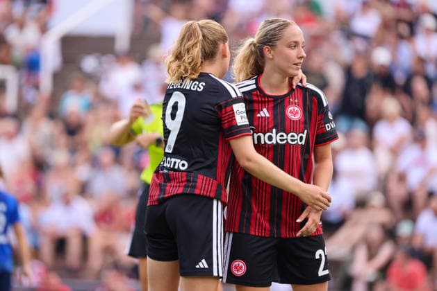 Bad Nauheim, Deutschland: 31.07.2026 - Testspiel - Eintracht Frankfurt Frauen vs. Racing Club de Strasbourg Im Bild: v.li. die Zweite Torschützin Danique Tolhoek (SGE) macht das Tor zum 1:0 für Frankfurt und jubelt mit Jarne Teulings (SGE) *** Bad Nauheim, Germany, July 31, 2026 Friendly Match: Eintracht Frankfurt Women vs. Racing Club de Strasbourg. Pictured, from left: Danique Tolhoek (SGE), the second goal scorer, scores the 1–0 goal for Frankfurt and celebrates with Jarne Teulings (SGE). Copyright: HMBxMedia MadeleinexFantini