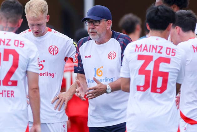 Trainer Urs Fischer (1. FSV Mainz 05) gestures during the pre-season friendly match between 1. FSV Mainz 05 and Shabab Al Ahli at Grenzlandstadium Arena on July 31, 2026 in Kufstein, Austria. (Photo by Marco Steinbrenner DeFodi Images) - *** Coach Urs Fischer of 1 FSV Mainz 05 gestures during the preseason friendly match between 1 FSV Mainz 05 and Shabab Al Ahli at the Grenzlandstadium Arena on July 31, 2026, in Kufstein, Austria. Photo by Marco Steinbrenner, DeFodi Images