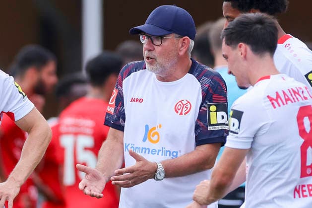 Trainer Urs Fischer (1. FSV Mainz 05) gestures during the pre-season friendly match between 1. FSV Mainz 05 and Shabab Al Ahli at Grenzlandstadium Arena on July 31, 2026 in Kufstein, Austria. (Photo by Marco Steinbrenner DeFodi Images) - *** Coach Urs Fischer of 1 FSV Mainz 05 gestures during the preseason friendly match between 1 FSV Mainz 05 and Shabab Al Ahli at the Grenzlandstadium Arena on July 31, 2026, in Kufstein, Austria. Photo by Marco Steinbrenner, DeFodi Images