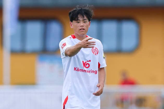 Taiyu Yamasaki (1. FSV Mainz 05) gestures during the pre-season friendly match between 1. FSV Mainz 05 and Shabab Al Ahli at Grenzlandstadium Arena on July 31, 2026 in Kufstein, Austria. (Photo by Marco Steinbrenner DeFodi Images) - *** Taiyu Yamasaki of 1 FSV Mainz 05 gestures during the preseason friendly match between 1 FSV Mainz 05 and Shabab Al Ahli at the Grenzlandstadium Arena on July 31, 2026, in Kufstein, Austria. Photo by Marco Steinbrenner, DeFodi Images