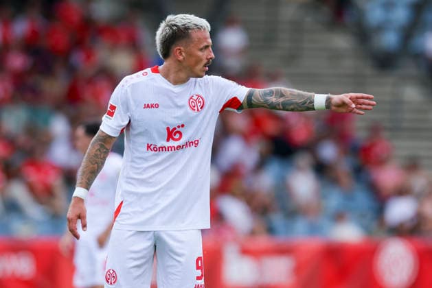 Phillip Tietz (1. FSV Mainz 05) gestures during the pre-season friendly match between 1. FSV Mainz 05 and Shabab Al Ahli at Grenzlandstadium Arena on July 31, 2026 in Kufstein, Austria. (Photo by Marco Steinbrenner DeFodi Images) - *** Phillip Tietz of 1 FSV Mainz 05 gestures during the preseason friendly match between 1 FSV Mainz 05 and Shabab Al Ahli at the Grenzlandstadium Arena on July 31, 2026, in Kufstein, Austria. Photo by Marco Steinbrenner, DeFodi Images