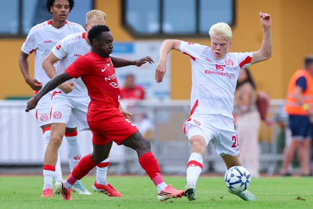 Yuri Cesar Santos de Oliveira (Shabab Al Ahli) und Otto Ruoppi (1. FSV Mainz 05) battle for the ball during the pre-season friendly match between 1. FSV Mainz 05 and Shabab Al Ahli at Grenzlandstadium Arena on July 31, 2026 in Kufstein, Austria. (Photo by Marco Steinbrenner DeFodi Images) - *** Yuri Cesar Santos de Oliveira of Shabab Al Ahli and Otto Ruoppi of 1 FSV Mainz 05 battle for the ball during the preseason friendly match between 1 FSV Mainz 05 and Shabab Al Ahli at the Grenzlandstadium Arena on July 31, 2026 in Kufstein, Austria. Photo by Marco Steinbrenner, DeFodi Images
