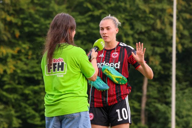 Bad Nauheim, Deutschland: 31.07.2026 - Testspiel - Eintracht Frankfurt Frauen vs. Racing Club de Strasbourg Im Bild: v.li. die Zweite Laura Freigang (SGE) im FFH Interview nach dem Sieg gegen Racing Strasbourg *** Bad Nauheim, Germany, July 31, 2026: Friendly match between Eintracht Frankfurt Women and Racing Club de Strasbourg. Pictured, from left: Laura Freigang, second from left, of SGE, in an FFH interview after the victory over Racing Strasbourg. Copyright: HMBxMedia MadeleinexFantini