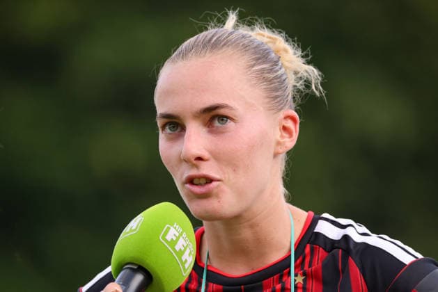 Bad Nauheim, Deutschland: 31.07.2026 - Testspiel - Eintracht Frankfurt Frauen vs. Racing Club de Strasbourg Im Bild: v.li. die Zweite Laura Freigang (SGE) im FFH Interview nach dem Sieg gegen Racing Strasbourg *** Bad Nauheim, Germany, July 31, 2026: Friendly match between Eintracht Frankfurt Women and Racing Club de Strasbourg. Pictured, from left: Laura Freigang, second from left, of SGE, in an FFH interview after the victory over Racing Strasbourg. Copyright: HMBxMedia MadeleinexFantini