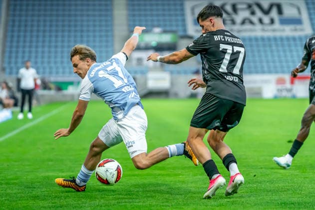 Chemnitz, Deutschland 31. Juli 2026: Regionalliga Nordost - 2026 2027 - Sp. 2 - Chemnitzer FC gegen BFC Preussen Im Bild: v. li. im Zweikampf Maximilian Fesser (CFC) und Ben Meyer (BFC) *** Chemnitz, Germany, July 31, 2026; Northeast Regional League 2026–2027, Matchday 2: Chemnitzer FC vs. BFC Preussen. Pictured, from left, in a tackle: Maximilian Fesser (CFC) and Ben Meyer (BFC). Copyright: xFotostandx xNachtigallx