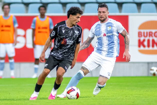 Chemnitz, Deutschland 31. Juli 2026: Regionalliga Nordost - 2026 2027 - Sp. 2 - Chemnitzer FC gegen BFC Preussen Im Bild: v. li. im Zweikampf Maurice Covic (BFC) und Jan Löhmannsröben Loehmannsroeben (CFC) *** Chemnitz, Germany, July 31, 2026; Northeast Regional League 2026–2027, Matchday 2: Chemnitzer FC vs. BFC Preussen. Pictured, from left, in a tackle: Maurice Covic (BFC) and Jan Löhmannsröben (CFC). Copyright: xFotostandx xNachtigallx