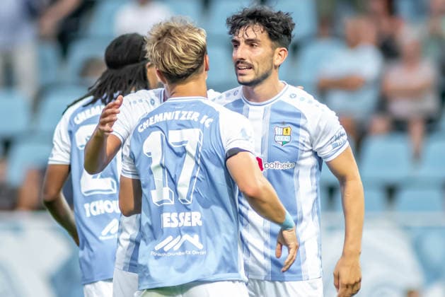 Chemnitz, Deutschland 31. Juli 2026: Regionalliga Nordost - 2026 2027 - Sp. 2 - Chemnitzer FC gegen BFC Preussen Im Bild: Maximilian Fesser (CFC) und Domenico Alberico (CFC) jubeln nach dem Heimsieg *** Chemnitz, Germany, July 31, 2026; Northeast Regional League 2026–2027, Matchday 2: Chemnitzer FC vs. BFC Preussen. Pictured: Maximilian Fesser (CFC) and Domenico Alberico (CFC) celebrate after the home victory. Copyright: xFotostandx xNachtigallx