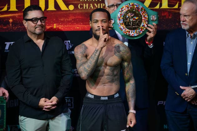 July 31, 2026, Las Vegas, Nevada, USA: LAMONT ROACH (C) and WILLIAM ZEPEDA both scaled at 134.6 lbs for the championship belt tomorrow nightÃ¢â‚¬â ¢s Golden Boy promotion at the Virgin Hotel in Las Vegas. Las Vegas USA - ZUMAo117 20260731_zsp_o117_005 Copyright: xMikaelxOnax