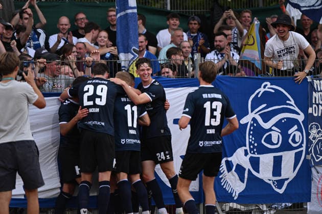 31.07.2026, GER, Fussball, Regionalliga Nord, 1.Spieltag, Saison 2026 2027, Bremen, Platz 11, SV Werder Bremen II U23 vs VfB Oldenburg, Jubel nach dem 0 zu 2 durch Marc SCHRÖDER SCHROEDER ( VfB Oldenburg 20) am Zaun mit Mats FACKLAM( VfB Oldenburg 29 ) Kai PRÖGER PROEGER ( VfB Oldenburg 11 ) Dominik KASPER ( VfB Oldenburg 24 ) Linus SCHÄFER SCHAEFER ( VfB Oldenburg 13 ) Bremen Platz 11 Bremen Deutschland *** July 31, 2026, GER, Soccer, Regionalliga Nord, Matchday 1, 2026–2027 Season, Bremen, Field 11, SV Werder Bremen II U23 vs. VfB Oldenburg, Celebration after the 0–2 goal by Marc SCHRÖDER SCHROEDER (VfB Oldenburg 20) at the fence with Mats FACKLAM (VfB Oldenburg 29), Kai PRÖGER PROEGER (VfB Oldenburg 11), and Dominik KASPER (VfB Oldenburg 24), Linus SCHÄFER SCHAEFER, VfB Oldenburg 13; Bremen, 11th place; Bremen, Germany Copyright: xnordphotoxGmbHx xRojahnx