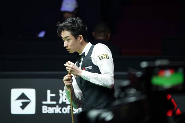 SHANGHAI, CHINA - JULY 31: Wu Yize of China chalks the cue in the semifinal match against Judd Trump of England on Day 5 of the 2026 Snooker Shanghai Masters at Luwan Gymnasium on July 31, 2026 in Shanghai, China.  Copyright: xTaixChengzhex 111657404966