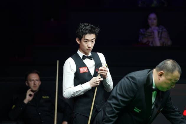 SHANGHAI, CHINA - JULY 31: Wu Yize of China chalks the cue in the semifinal match against Judd Trump of England on Day 5 of the 2026 Snooker Shanghai Masters at Luwan Gymnasium on July 31, 2026 in Shanghai, China.  Copyright: xTaixChengzhex 111657404961