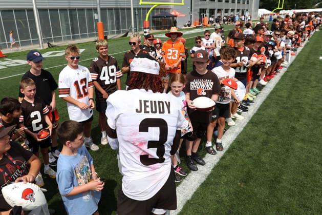 Cleveland Browns Jerry Jeudy (3) signs autographs after training camp in Berea, Ohio on Friday July 31, 2026.  CLE20260731120 AARONxJOSEFCZYK