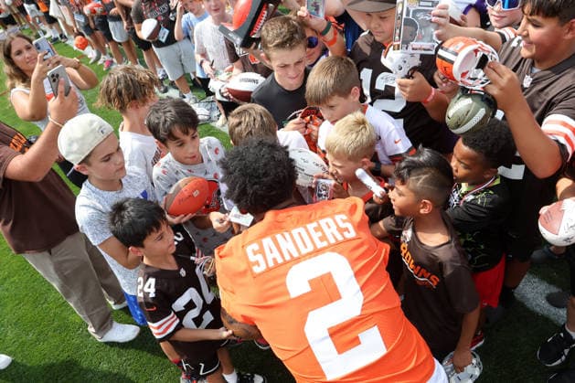 Cleveland Browns Shedeur Sanders (2) signs autographs after training camp in Berea, Ohio on Friday July 31, 2026.  CLE20260731121 AARONxJOSEFCZYK