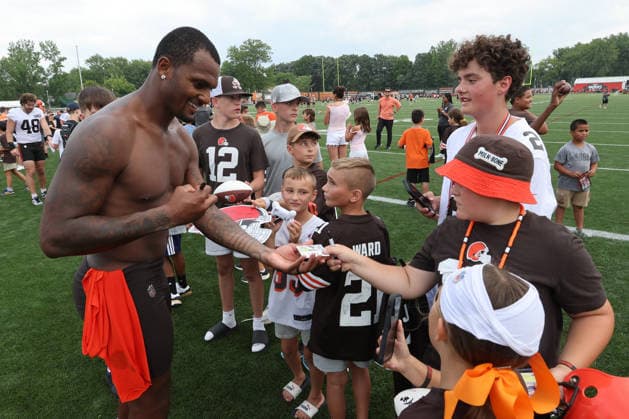 Cleveland Browns Deshaun Watson (4) signs autographs after training camp in Berea, Ohio on Friday July 31, 2026.  CLE20260731123 AARONxJOSEFCZYK
