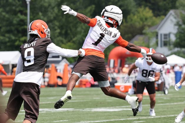 Cleveland Browns Grant Delpit (9) breaks up a pass intended for KC Concepcion during training camp in Berea, Ohio on Friday July 31, 2026.  CLE20260731124 AARONxJOSEFCZYK