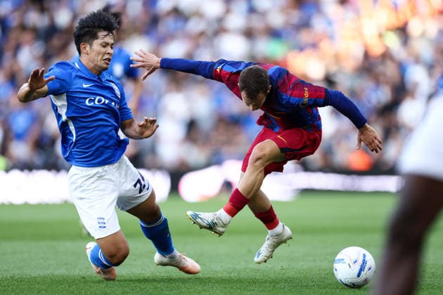 Birmingham City v Barcelona 31 July 2026, Birmingham - Pre Season Friendly - Birmingham City v Barcelona - Marc Casado of Barcelona and Tomoki Iwata of Birmingham City - Photo: Jacques Feeney Offside. Birmingham UK *** Birmingham City gegen Barcelona, 31. Juli 2026, Birmingham, Vorbereitungsspiel: Birmingham City gegen Barcelona. Marc Casado von Barcelona und Tomoki Iwata von Birmingham City. Foto: Jacques Feeney, Offside, Birmingham, Großbritannien  Copyright: xJacquesxFeeneyx xOffsidexOffside