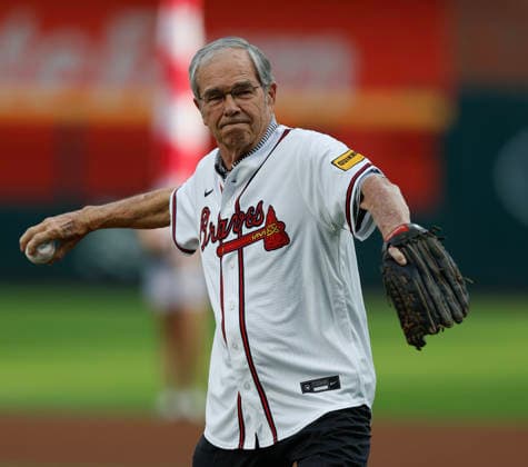 1996 Atlanta Committee for the Olympic Games, Olympische Spiele, Olympia, OS President Billy Payne throws out the ceremonial first pitch before the game between the Washington Nationals and the Atlanta Braves at Truist Park on Friday, July 31, 2026 in Atlanta, Georgia.  ATL20260731126 MikexZarrilli