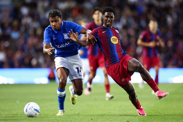 Birmingham City v Barcelona 31 July 2026, Birmingham - Pre Season Friendly - Birmingham City v Barcelona - Ibrahim Diarra of Barcelona and Jhon Solis of Birmingham City - Photo: Jacques Feeney Offside. Birmingham UK *** Birmingham City gegen Barcelona, 31. Juli 2026, Birmingham, Testspiel in der Saisonvorbereitung: Birmingham City gegen Barcelona. Ibrahim Diarra von Barcelona und Jhon Solis von Birmingham City. Foto: Jacques Feeney, Offside, Birmingham, Großbritannien  Copyright: xJacquesxFeeneyx xOffsidexOffside