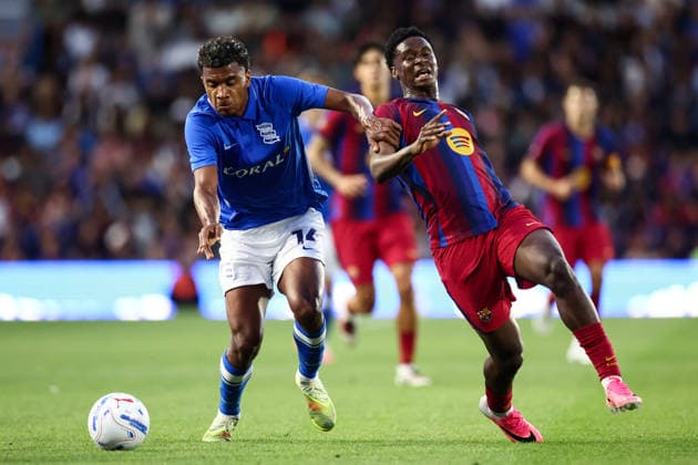 Birmingham City v Barcelona 31 July 2026, Birmingham - Pre Season Friendly - Birmingham City v Barcelona - Ibrahim Diarra of Barcelona and Jhon Solis of Birmingham City - Photo: Jacques Feeney Offside. Birmingham UK *** Birmingham City gegen Barcelona, 31. Juli 2026, Birmingham, Testspiel in der Saisonvorbereitung: Birmingham City gegen Barcelona – Ibrahim Diarra von Barcelona und Jhon Solis von Birmingham City. Foto: Jacques Feeney, Offside, Birmingham, Großbritannien  Copyright: xJacquesxFeeneyx xOffsidexOffside